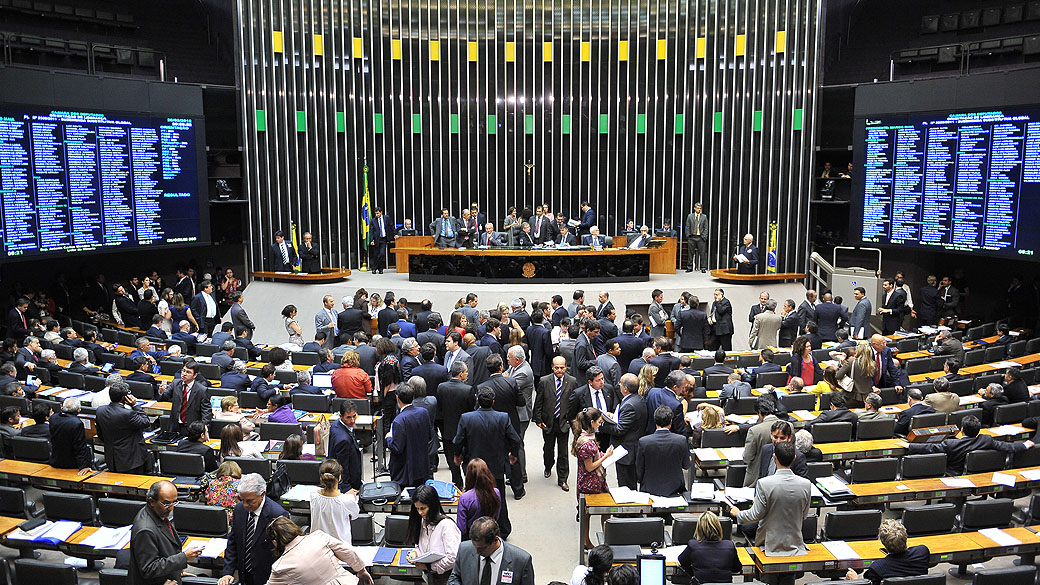 Câmara aprova em dois turnos PEC que muda regra do repasse de emendas parlamentares.